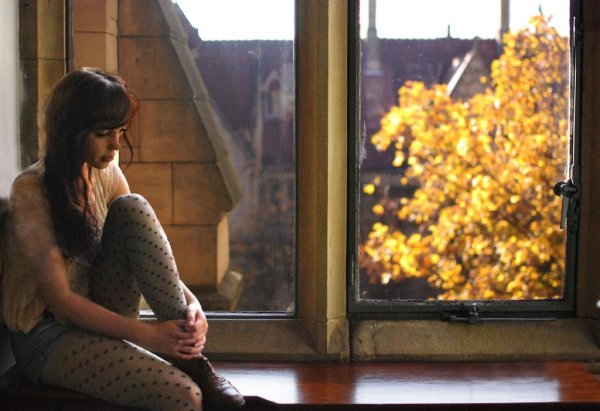 Женщина у окна грусть