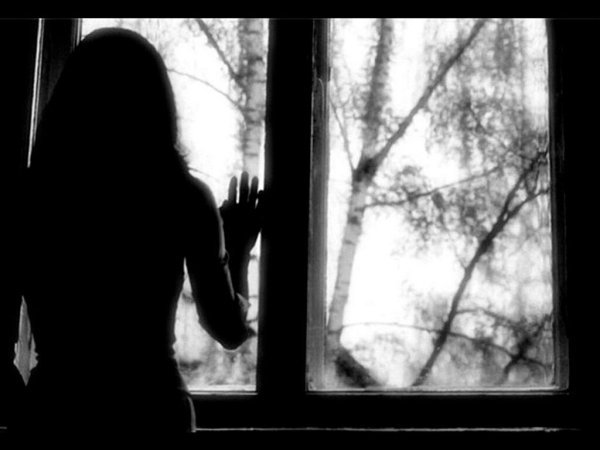 Грустная девушка у окна