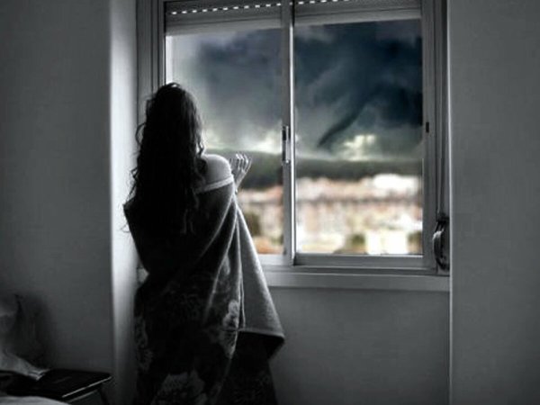 Одинокая женщина у окна