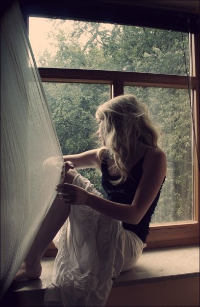 Девушка у окна