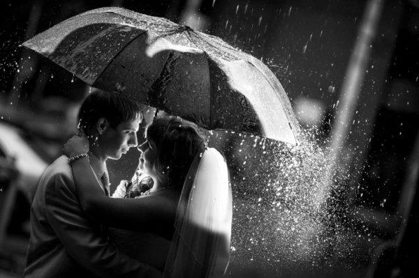 Пара под дождем