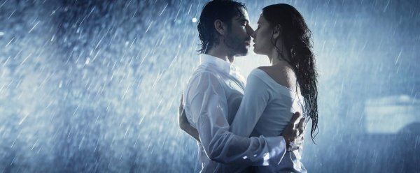 Пара под дождем