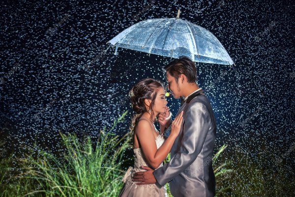 Влюбленные под летним дождем