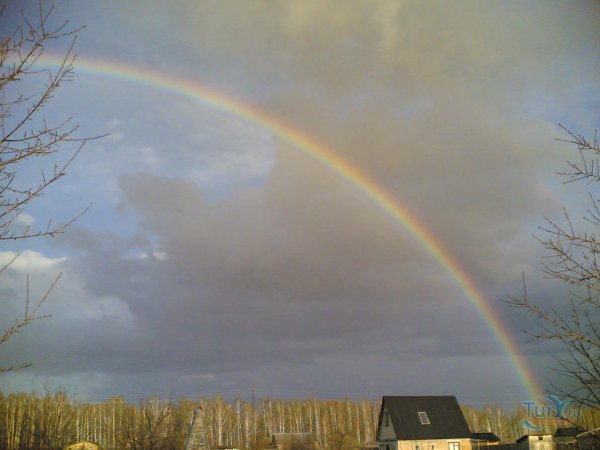 Радуга в небе после дождя