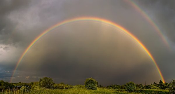 Радуга на темном небе