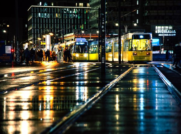 Трамвай в дождь фото