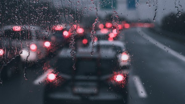 Капли на стекле машины ночь