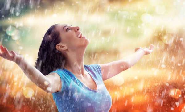 Женщина радуется дождю