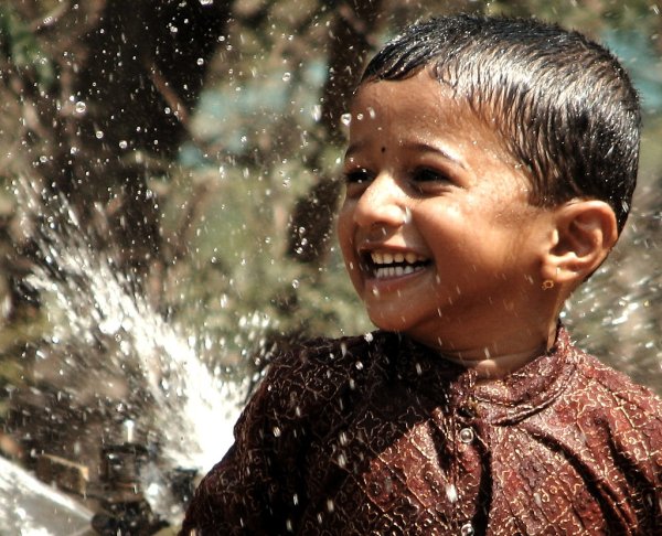 Дети радуются дождю