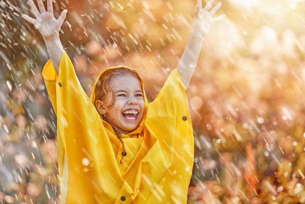 Человек радуется дождю