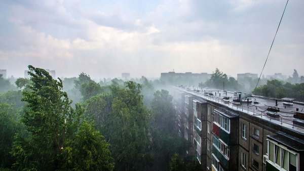 Штормовой ветер в городе