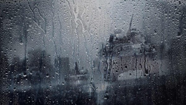 Капли на стекле
