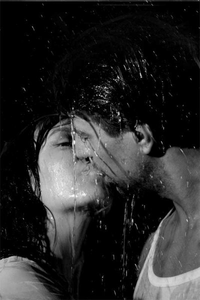 Мужчина и женщина под дождем