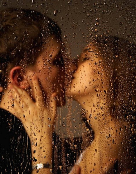 Двое под душем