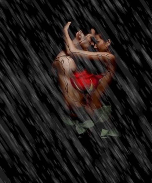 Танцующая пара под дождем