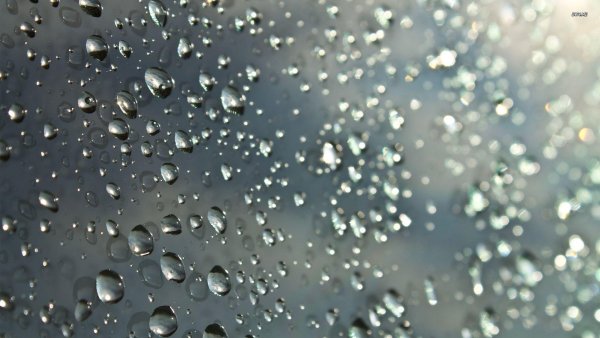 Капли воды на стекле
