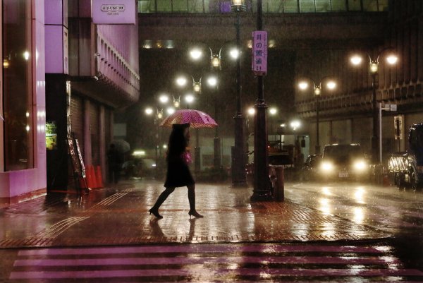 Витрины ночного города в дождь