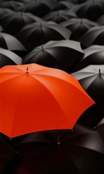 Красный зонт среди черных