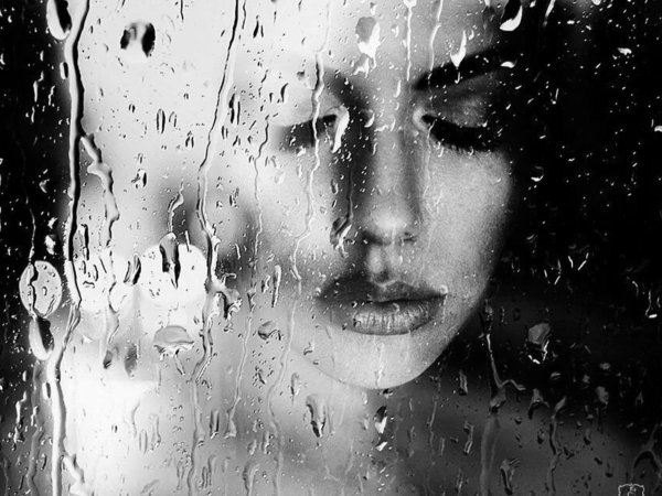 Девушка плачет дождь