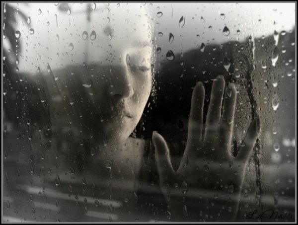 Девушка у окна дождь