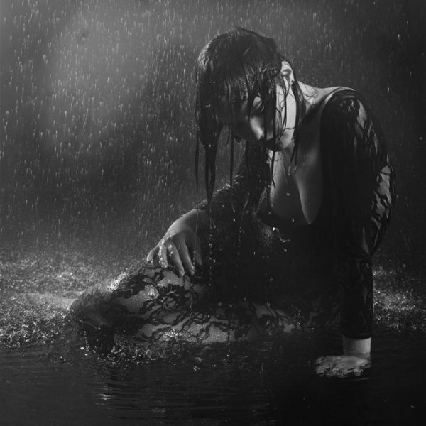 Картинка девушка плачет без лица под дождем