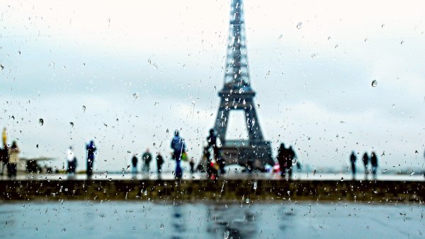Париж Эйфелева башня дождь