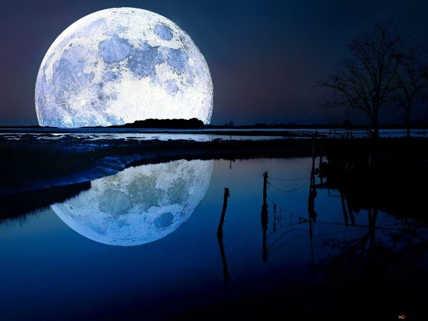 Красивый лунный пейзаж