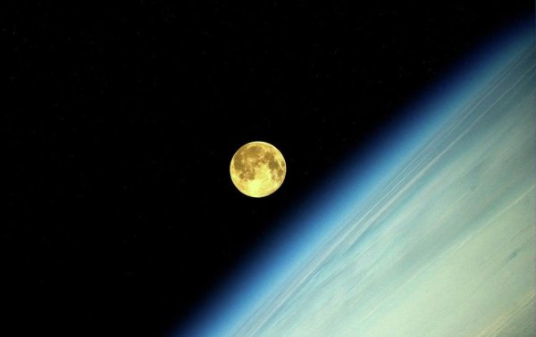 Луна из космоса