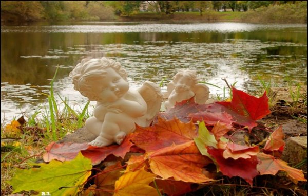 Осенний ангел прячется в дождях в листве янтарной