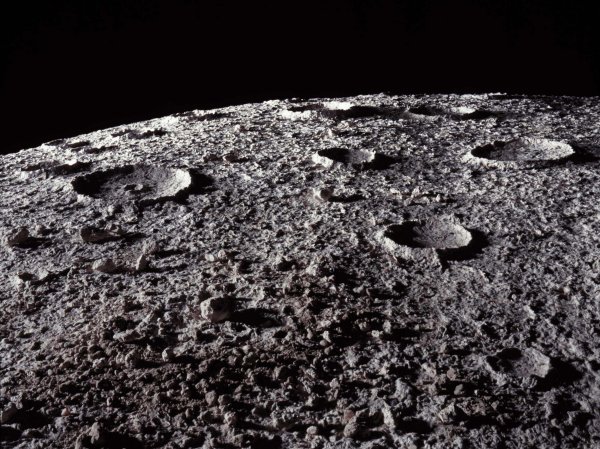 Лунная поверхность