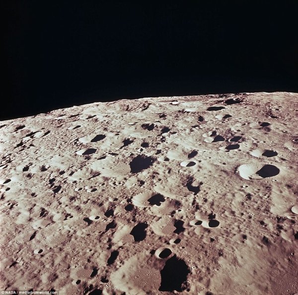 Лунная поверхность