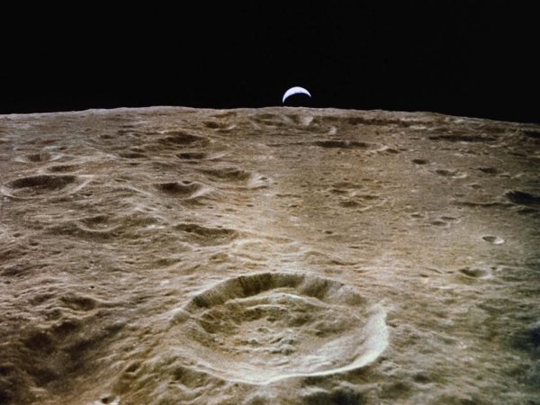 Лунная поверхность