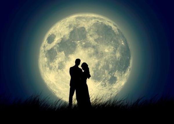 Влюбленные на фоне Луны