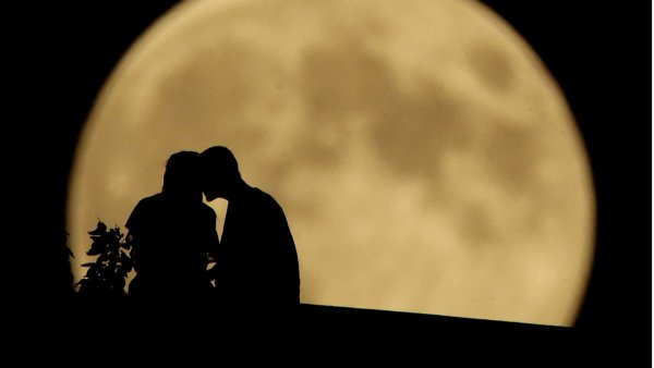 Влюбленные на фоне Луны