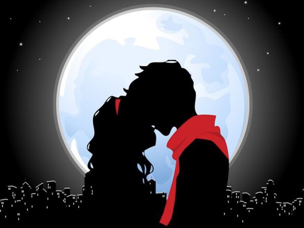 Силуэты влюбленных на фоне Луны
