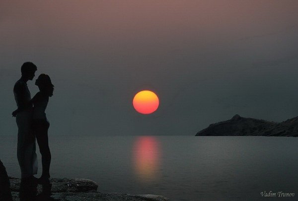 Пара на море ночью