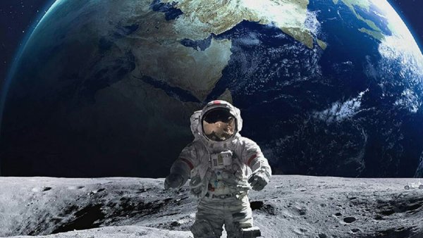 Российский космонавт на Луне