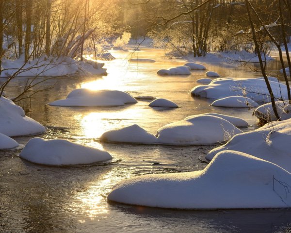 Весна тает снег