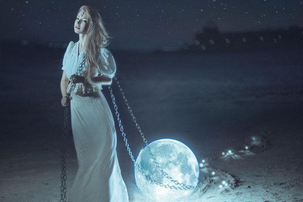 Девушка в лунном свете