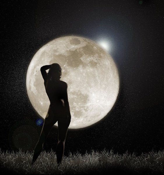 Девушка на фоне Луны