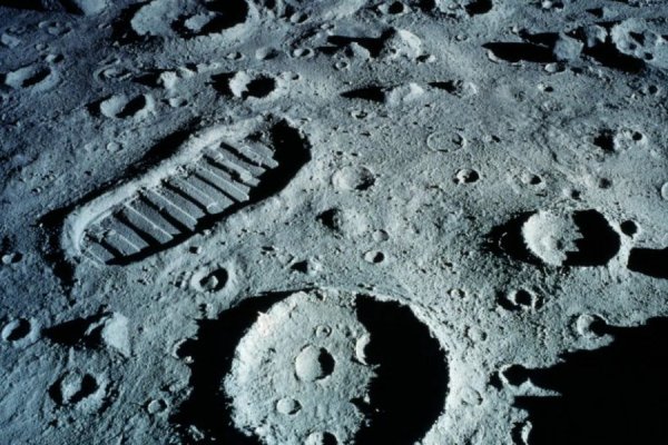 Следы на Луне