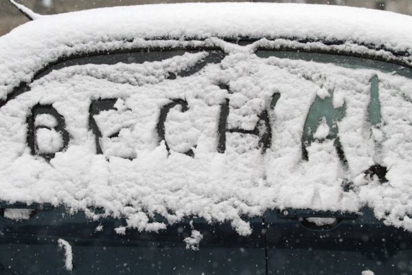 Надпись на снегу скоро Весна