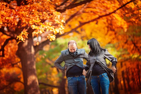 Пара на фоне осени