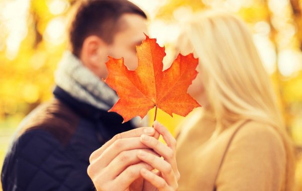 Парень с девушкой осенью