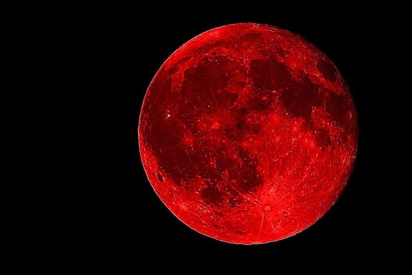 Кровавая Луна в космосе