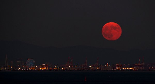 Огромная Кровавая Луна