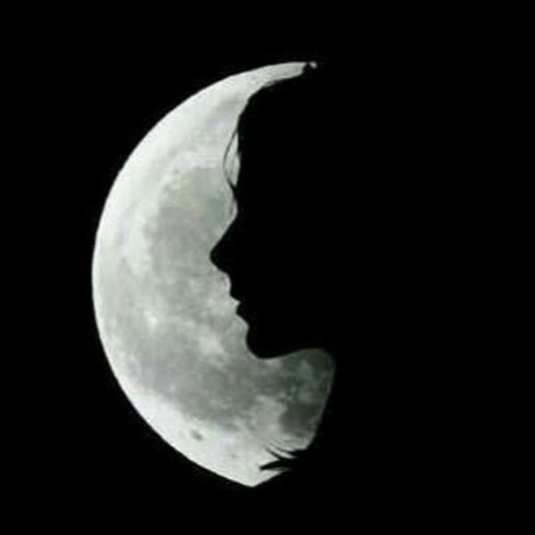 Лицо на фоне Луны