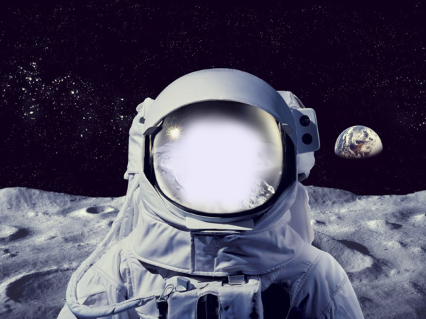 Космонавт в космосе