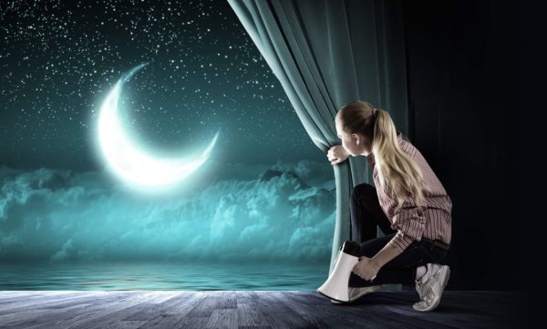 Растущая Луна и девушка
