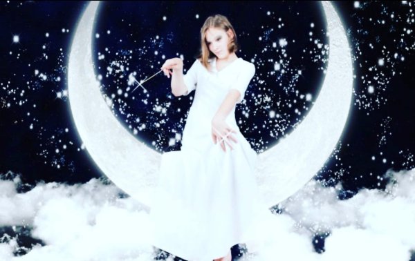 Красивый месяц с девушкой